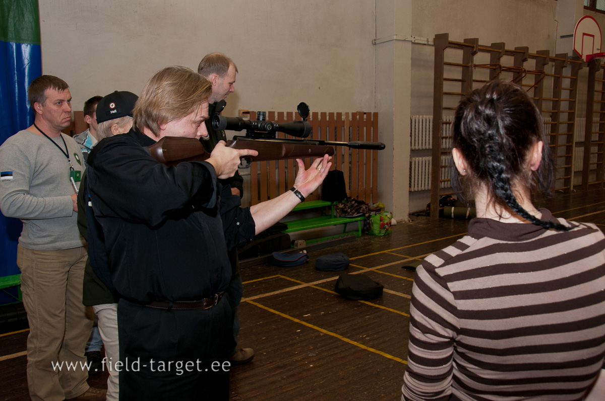 Gümnaasiumi direktor, Toomas Kink, gaaskolbsüsteemiga Theoben Evolutioni testimas